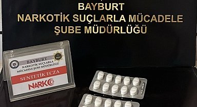 Bayburt'ta arama yapılan bir şüphelinin üzerinden 30 sentetik ecza maddesi çıktı