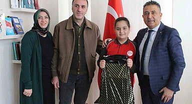 Bayburt'ta düzenlenen İstiklal Marşı'nı güzel okuma yarışmasında dereceye giren öğrenciler ödüllendirildi