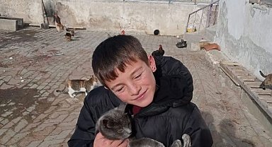 Bayburt'ta köy okulu öğrencileri sokak hayvanlarını besledi