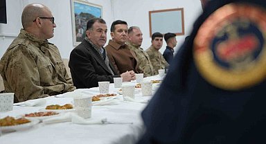 Bayburt'ta yeni yıla görevi başında giren güvenlik güçleri ve sağlık çalışanları unutulmadı