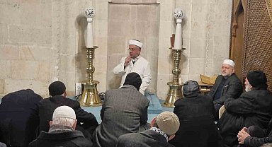 Bayburtlular üç ayların başlangıcında sabah namazında bir araya geldiler