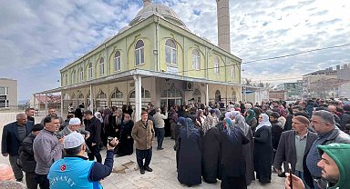 Besni'de umreciler dualarla uğurlandı