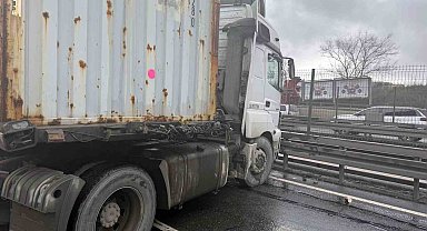 Beylikdüzü'nde E-5'te kaza: Makaslayan tır yolu kapattı