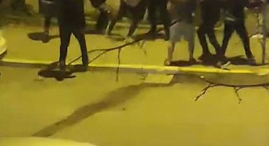 Beylikdüzü'nde silahlı 'laf atma' kavgası kamerada: 3 yaralı