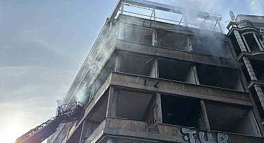 Beyoğlu'nda 6 katlı metruk binada yangın paniği