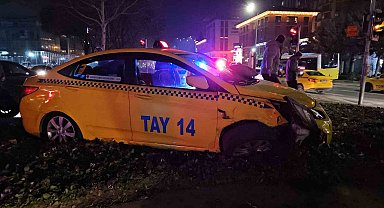 Beyoğlu'nda aniden manevra yaparak dönen araç, taksiyi yoldan çıkardı: 1 yaralı