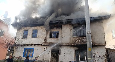 Bilecik Pazaryeri'nde yangın: İki katlı ev küle döndü