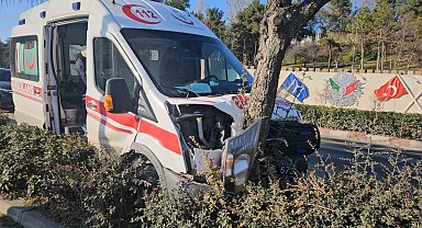 Bilecik'te hasta taşıyan ambulans kaza yaptı