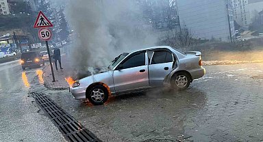 Bilecik'te seyir halindeki otomobil alev alev yandı