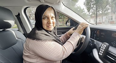 Bilecikli kadın, Vali Aygöl'ün makam aracı Togg'un direksiyonuna geçti