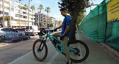 Bisiklet yolunda ilerleyen genç, yoluna gire yayaya 'burası ne yolu' diye sorunca olanlar oldu