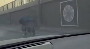 Bisikletin üstünde yatarak trafiği tehlikeye soktu