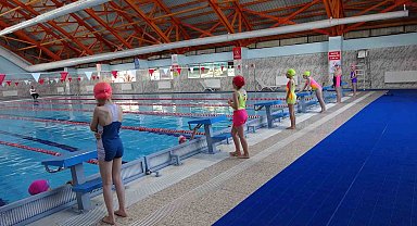 Bitlis'te okullar arası yüzme yarışları düzenlendi