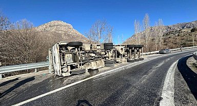 Bitlis'te tır devrildi: 1 yaralı