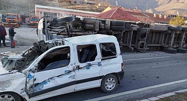 Bitlis'te tır devrildi: 2 yaralı
