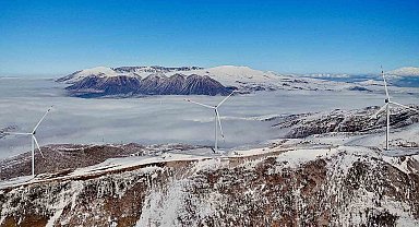 Bitlis'teki rüzgar güllerinin sisli dağlarla görüntüsü mest ediyor