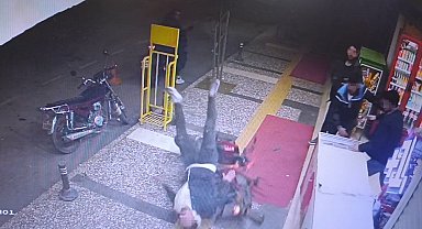 Böyle kavga görülmedi: Kaldırımdaki grubun arasına motosikletle daldı