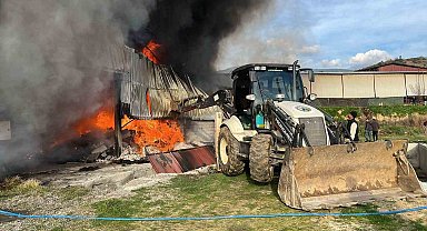 Bozdoğan'daki kıl çadır imalathanesinde çıkan yangına müdahale sürüyor