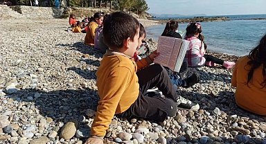 Bozyazı'da öğrenciler sahilde kitap okudu