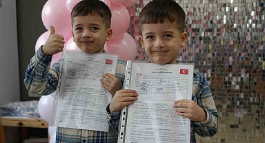 Bu okulda 16 ikiz öğrenci karne heyecanı yaşadı