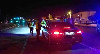Burdur Tefenni'de yılbaşı tedbirleri sabah saatlerine kadar sürecek