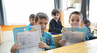 Burdur'da 41 bin 77 öğrenci karne sevinci yaşadı