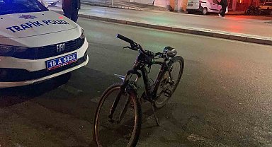 Burdur'da yola çıkan aracı gören bisikletli panikleyerek düşüp yaralandı