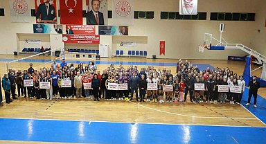 Burhaniye'de voleybol şöleni başladı