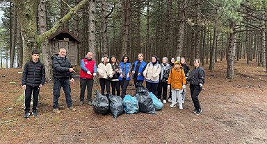 Burhaniyeli gençler Kazdağları'nda yürüdü, yaban hayvanlarına yem bıraktı