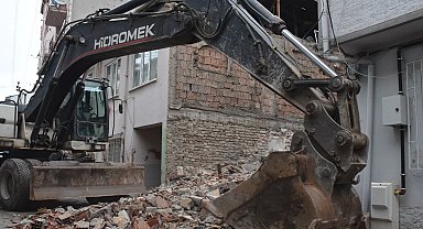 Bursa Gemlik'te metruk bina yıkımlarını sürüyor