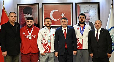 Bursa Yıldırım Belediye Başkanı Yılmaz şampiyonları ağırladı