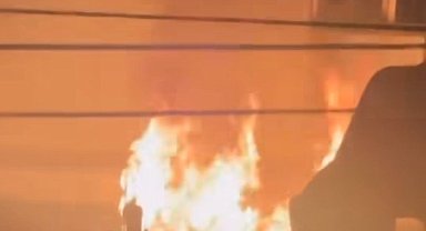 Bursa'da ısınmak için yaktıkları ateş parktaki oyun gruplarını küle çevirdi