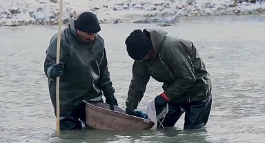 Buz gibi suda balık avı