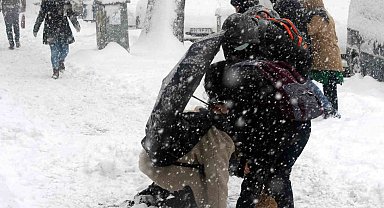 Buzlu yolda düşmemek için "penguen yürüyüşü" önerisi