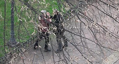 Cadde ortasında yaşlı adamla genç arasında gerginlik