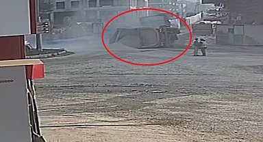 Çakıl yüklü hafriyat kamyonunun virajı alamayıp devrildiği anlar kamerada