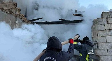 Çaldıran'da ahır yangını