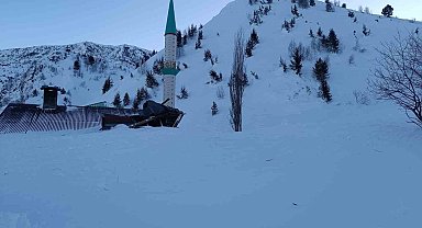 Cami lojmanının üzerine çığ düştü