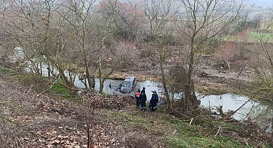 Çanakkale'de araç çaya uçtu: 1 yaralı, 1 kayıp