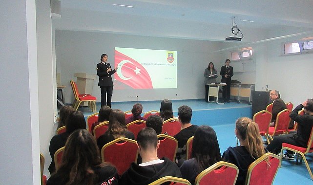 Çanakkale'de Jandarma lise öğrencilerine flört şiddeti ve siber zorbalık konularında eğitim verdi