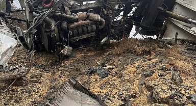 Çankırı'da devrilen tırın sürücüsü yaralandı