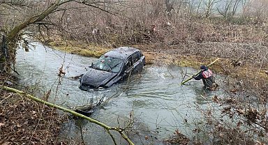 Çaya uçan araçta yaralanarak suda cansız bedenine ulaşılan üniversite öğrencisi son yolculuğuna uğurlandı