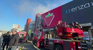 Çekmeköy'de mobilya mağazasında yangın: 1 kişi hastaneye kaldırıldı