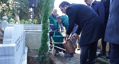 Cemal Süreya vefatının 35. yılında kabri başında kır çiçekleriyle anıldı