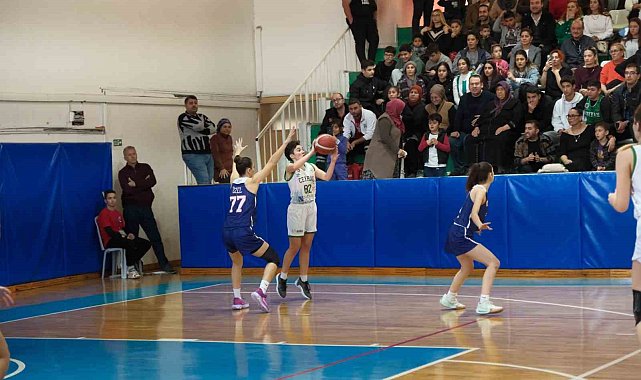 Ceyhan Belediye Basketbol Akademisi liderlik koltuğunu bırakmıyor