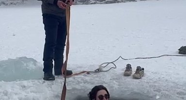 Çıldır Gölü'nde eksi 20 derece soğukta buz gibi suya girdi