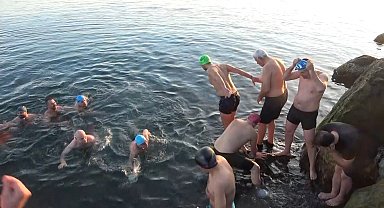 Çılgın Karadenizliler: Buz gibi suda deniz keyfi