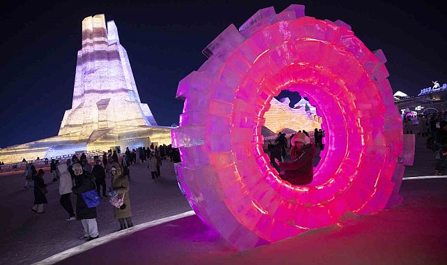 Çin'deki Harbin Uluslararası Buz ve Kar Heykel Festivali renkli görüntülere sahne oldu