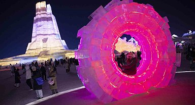 Çin'deki Harbin Uluslararası Buz ve Kar Heykel Festivali renkli görüntülere sahne oldu