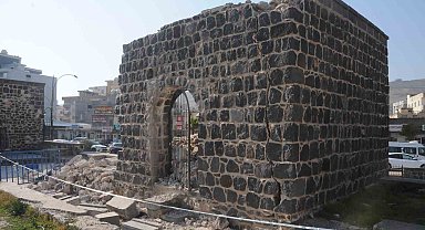 Cizre'de tarihi Abdaliye Medresesi'nin duvarı yıkıldı